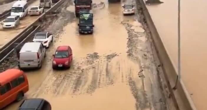 Video: Commuters stranded, vehicles trapped as Nsawam-Pokuase road floods after downpour