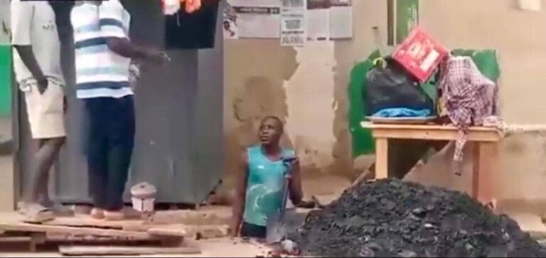 WR: Sekondi-Takoradi residents subject petty thieves to instant justice, made to clean gutters