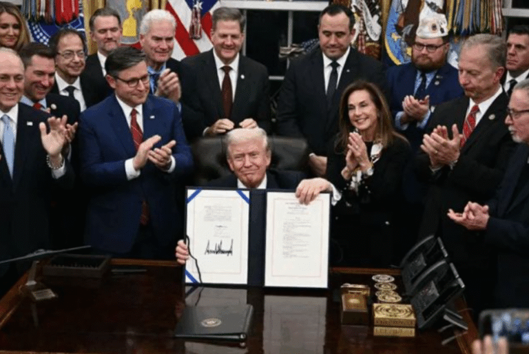 Trump signs funding bill, ends longest government shutdown in U.S. historyk